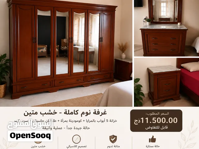 خزانة واسعة وأنيقة، مصنوعة من خشب ذي نوعية جيدة ومتين، بتصميم عملي وجميل، مناسبة جدًا لغرفة النوم.