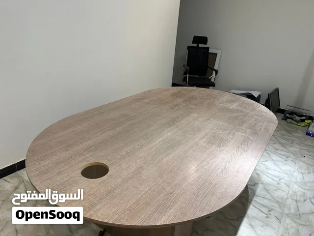 طاولة اجتماعات او طعام