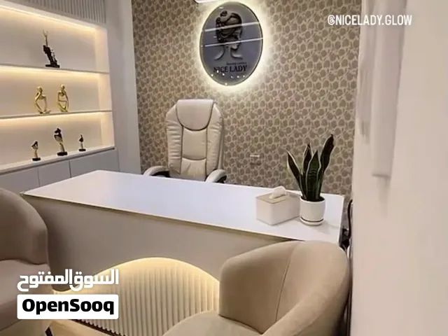 صالون سيدات جديد بكامل معداته مجمع جديد منطقة تجارية حيويةً