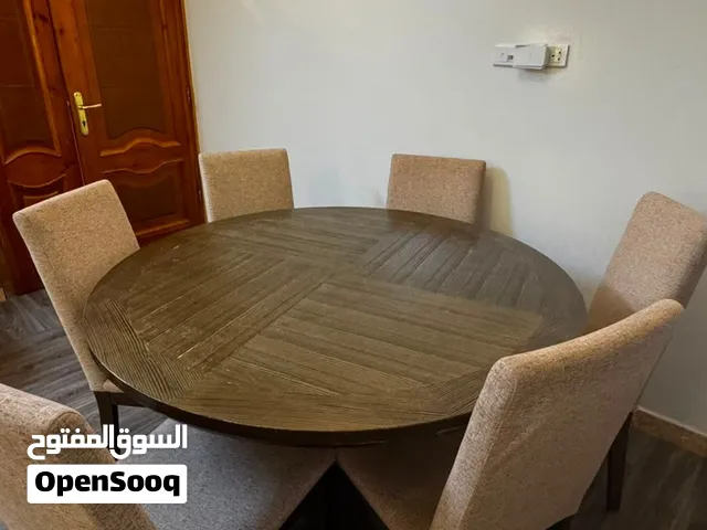 للبيع طاولة طعام دائرية كبيرة مع عدد 6 كراسي