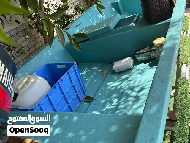 قارب صغير 16 قدم للبيع عليه مكينة 40 يامها موديل المكينه 2014 من دون العربه