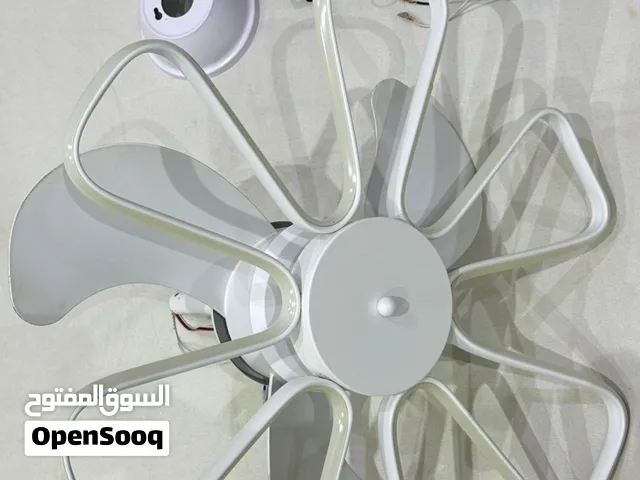 مروحة سقف جدارية.