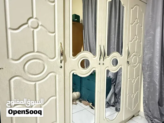 دولاب ابيض 4 ابواب مع خزائن داخليه كبير الحجم