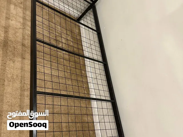 سرير حديد ومعاه مرتبتين