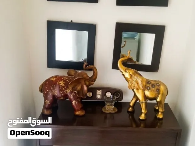 فيلة من العاج الصناعي مع طاولة