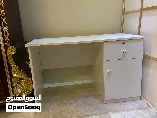 طاولة مكتب ودراسة باللون الأبيض