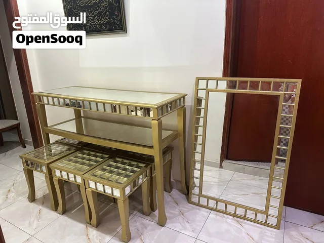 قنصل ومرايه وطاولات تقديم