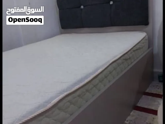 سرير خشب فردي صناعة تركية.
