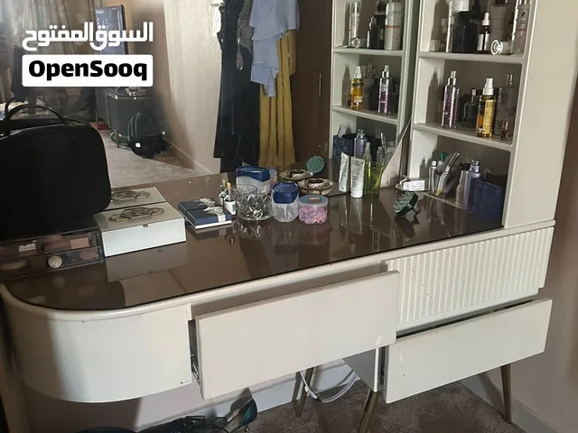 اثاث سرير وطاوله تلفزيون وتسريحه