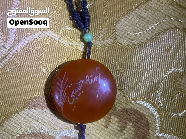 السوار معمول من حجر عقيق طبيعي لونه دافي حباته متناسقه وناعمه جدا علي الايد طاقته طاقة عاليه جدا