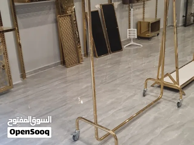 ستاندات ملابس لون ذهبي / إضاءة كهرباء /علاقات ملابس بلاستيك