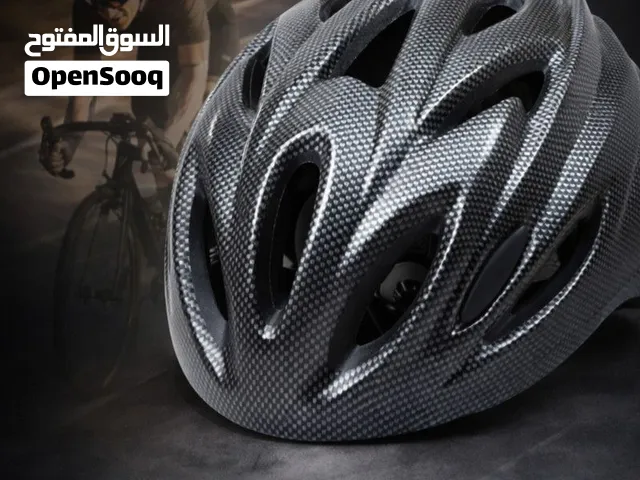 خوذة درجات هوائية بتصميم أنيق وشكل  ألياف الكربون (Carbon Fiber pattern) مزودة بفتحات تهوية متعددة