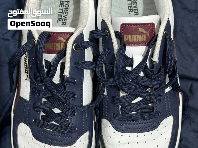 سنيكرز PUMA أصلي بتصميم شيك وكلاسيك، لون أبيض مع كحلي، مقاس 40