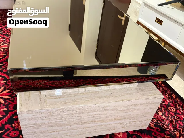 طاولة مجلس او صالة للبيع
