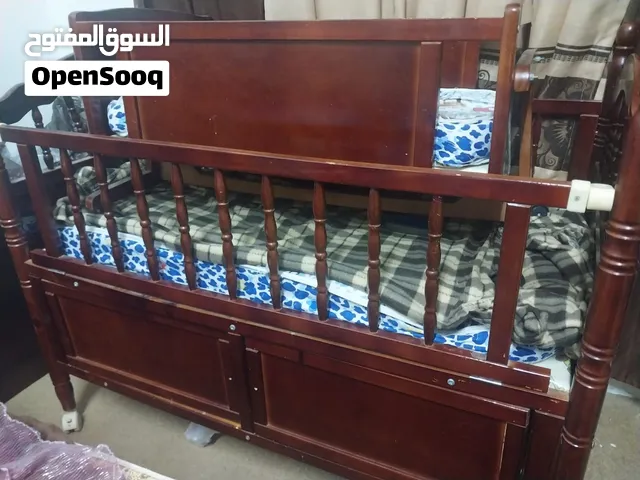 تخت اطفال ثقيل ومريح و2 بواحد ويفتح من جهة الأم نظييييييف  وهزاز هوم تويز جديييييد ولا غلططه