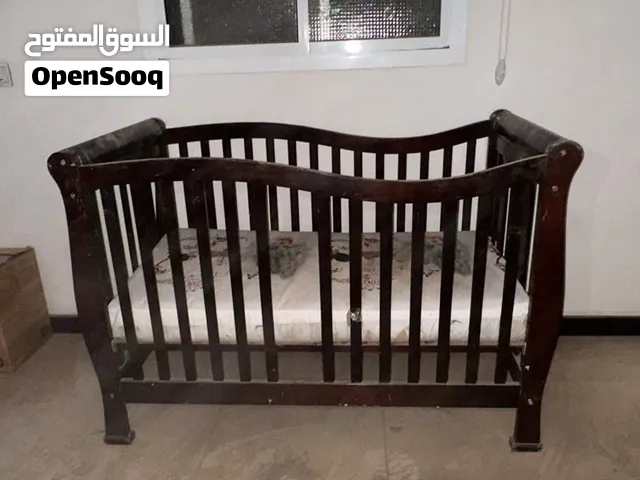 سرير للأطفال اصلي ونظيف جداً