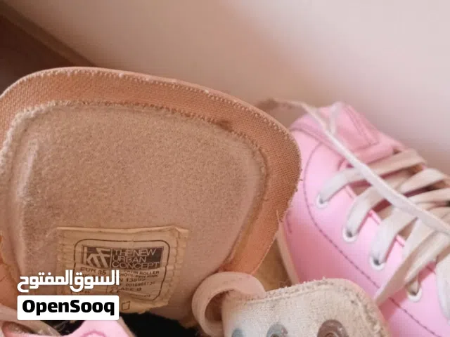 هذا الحذاء هو حذاء تزلج ذو أربع عجلات ويُعرف باسم (Quad Skates) أو سكيت العجلات الأربع المتقابلة (عج