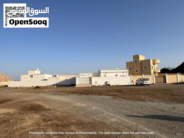 ارض تجارية مصفوت 280 متر  زاوية شارعين  ثاني قطعة من الشارع  قريب حتتا دبي