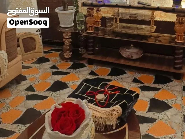 ميز للبيع بعده نضيف