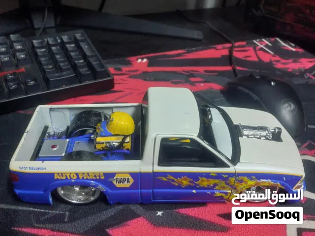 نموذج First Gear NAPA Auto Parts Chevy S10، وتتميز بتفاصيل لهب زرقاء.   الطراز: شيفروليه S10 (