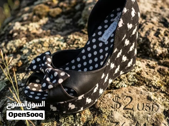 أحذية نسائية  و عطر.