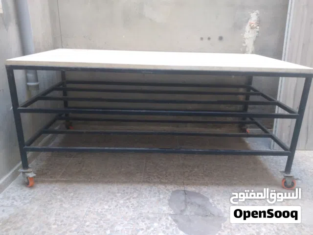 طاوله رخام شبه جديده مع منظم مطبخ كزيوني