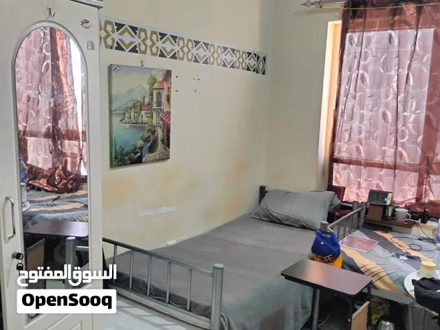 صاله رباعية متاح فيها سرير فيها حمام لداخل و تلاجة
