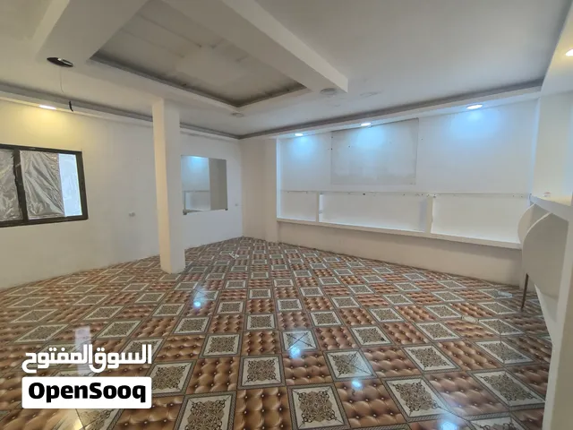 مكتب في الهاشميه الشارع العام مساحة كبيرة او عيادة طبيب موقع مميز ايجار مغري
