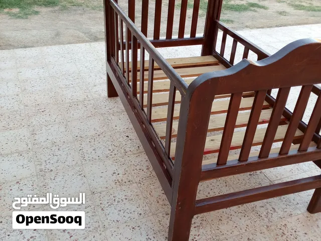 سرير اطفال مستعمل