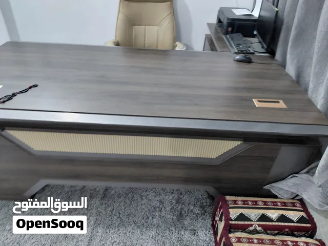 ميز مكتب عرض 2متر غير مستعمل زاد كرسي دوار السعر المطلوب (مليون )دينار فقط منطقة الدوره ابودشير