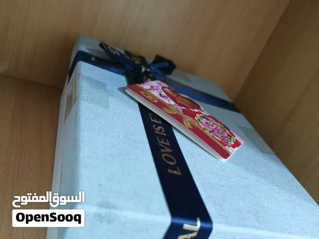 ساعة نسائية ذهبية مع علبة هدايا وورود اصطناعية