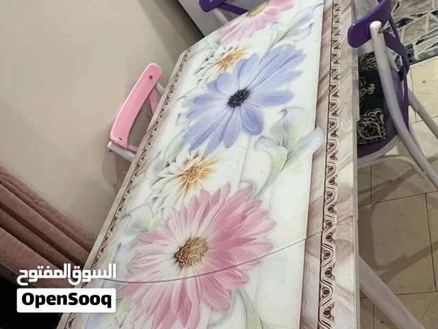 للبيع طاولة طعام تفتح من الجانبين  وأربعة كرسي  نظيفه جدا