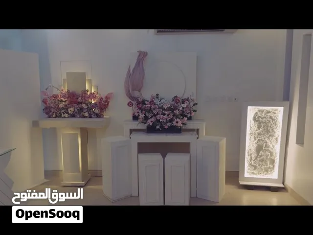 ديكورات وتنسيقات ورد راقية بتصاميم عصرية تناسب جميع الاستقبالات والمناسبات الخاصة