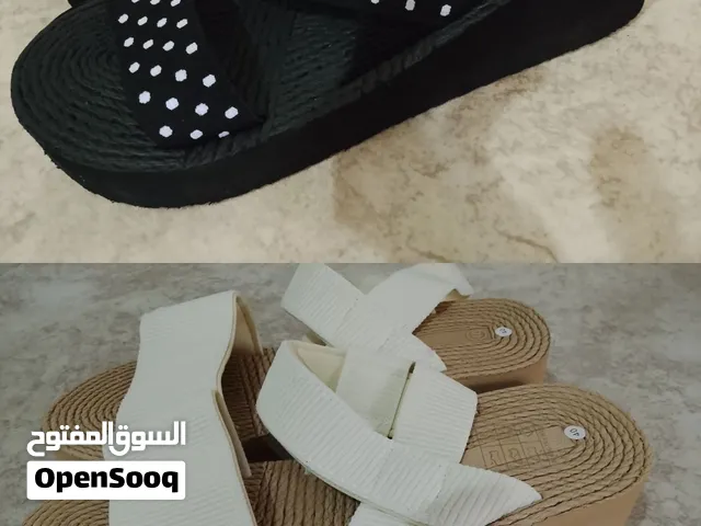 صندلين نسائي جديدين للبيع