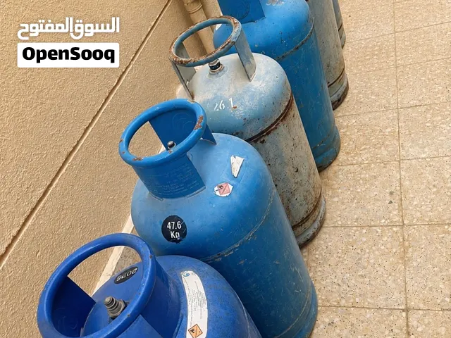 6 أسطوانات غاز كبيرة