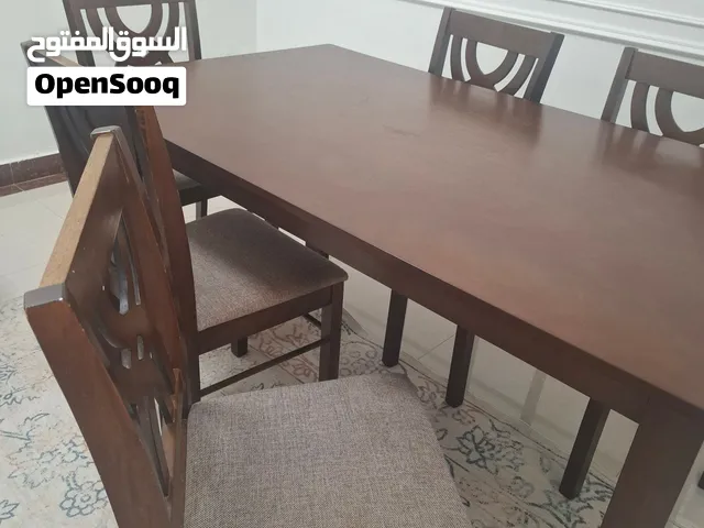 طاولة طعام بحالة ممتازة جداً وشبه جديدة للبيع (سعر لقطة)
