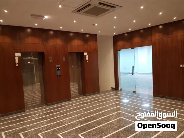 مكتب طابق ارضي نظام بزنس سنتر مؤجر ومقسم ل تسعة مكاتب في غلا