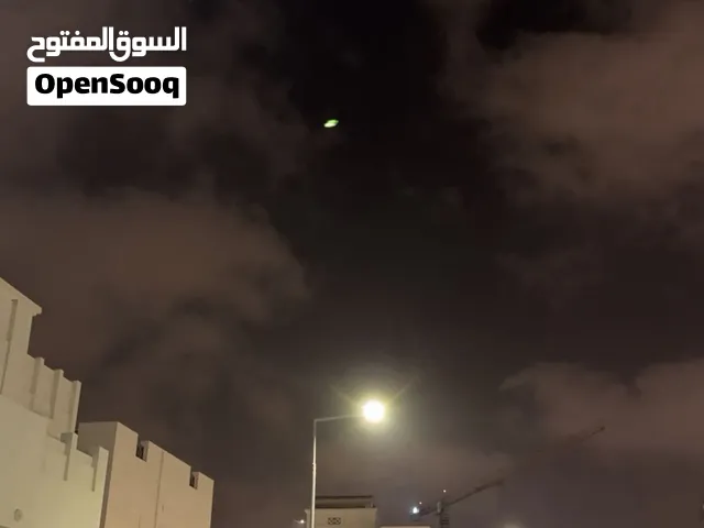 السلام عليكم للبيع سكوتر كهربائي يوصل فوق50 كيلو ويستحمل فوق 150 كيلو وسرعته في العداد 99 بس صج 50
