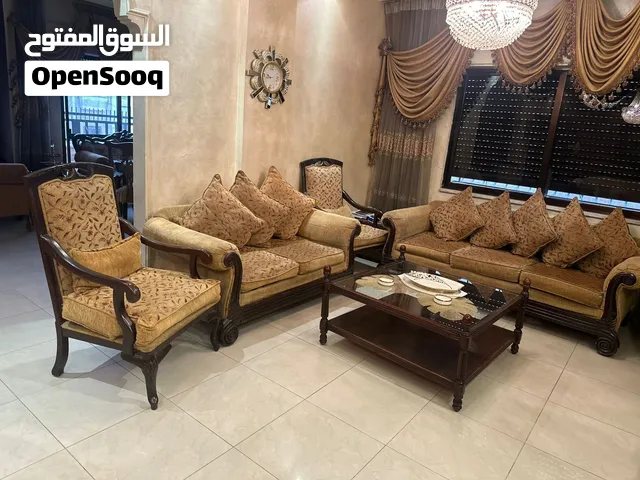 طقم كنب عدد 2 مع طاولات للبيع