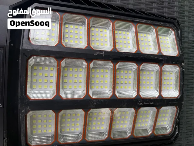 كشافات طاقة شمسية خارجيه  مع حساس حركة وريموت للتحكم بمستوى الإضاءة