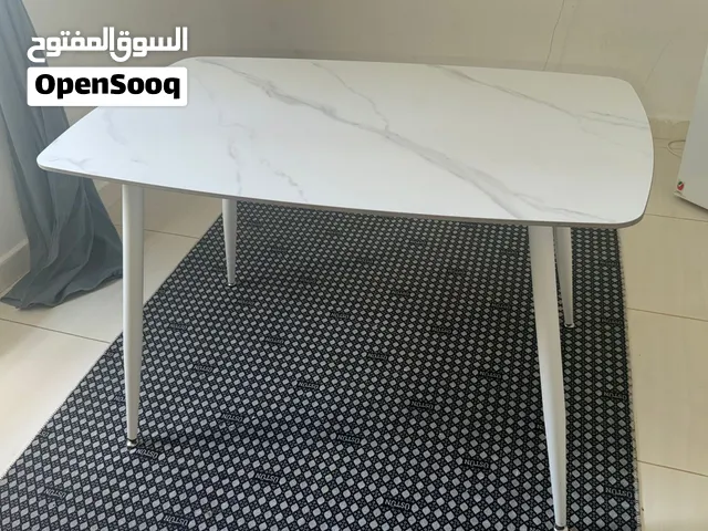 طاولة سفرة للبيع مستعملة + كراسي بالمجان  ( الطاولة لا تحتوي على كراسي الخاصة بها، فقط كراسي عادية)