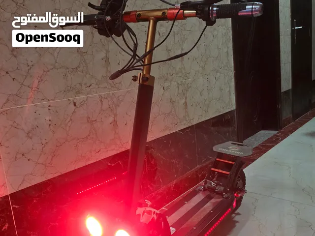 سكوتر نظيف جدا ومستخدم قليلا سكوتر لا يعاني من شيء ضمان بطارية شهرين قابل للتفاوض