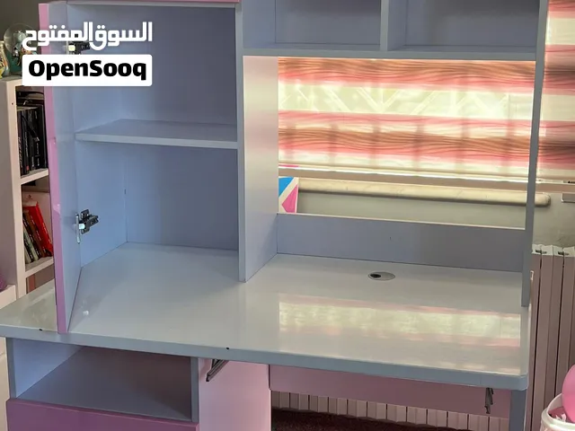 مكتب بناتي لون زهري مع وحدة أدراج و مرآة بحالة ممتازة