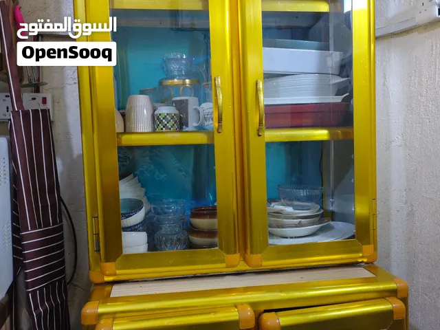 كاونتر مستعمل سعره 150 مع معرض خشب بسعر 150 وبيهن مجال  رجاءا للجادين فقط