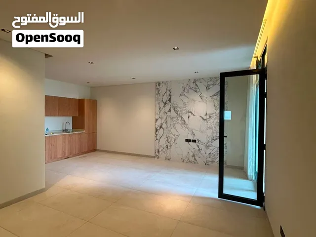 شقة مع بلكونة نصف مفروشة للإيجار في الجابرية