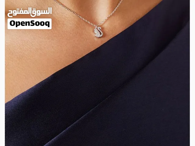 قلادة سواروفسكي الأصلية (Swarovski Swan) بحالة ممتازة