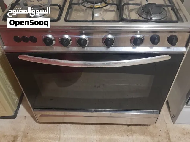 غاز عدد 2 واحد لون سلفر استيل ستيل 5 عيون شغال عيون وفرن 100/100 والتاني لون ابيض 4 عيون