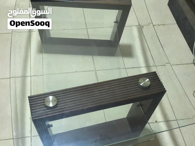 طاولة قهوة زجاجية بتصميم أنيق وخشب بني غامق للبيع