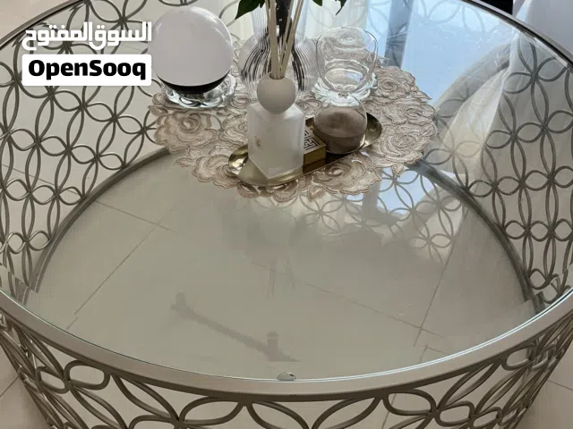 طاولة صالة راقية حجم متوسط بتصميم معدني أنيق الحالة (شبه جديدة)