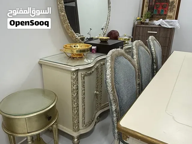 طاولة طعام بحجم كبير